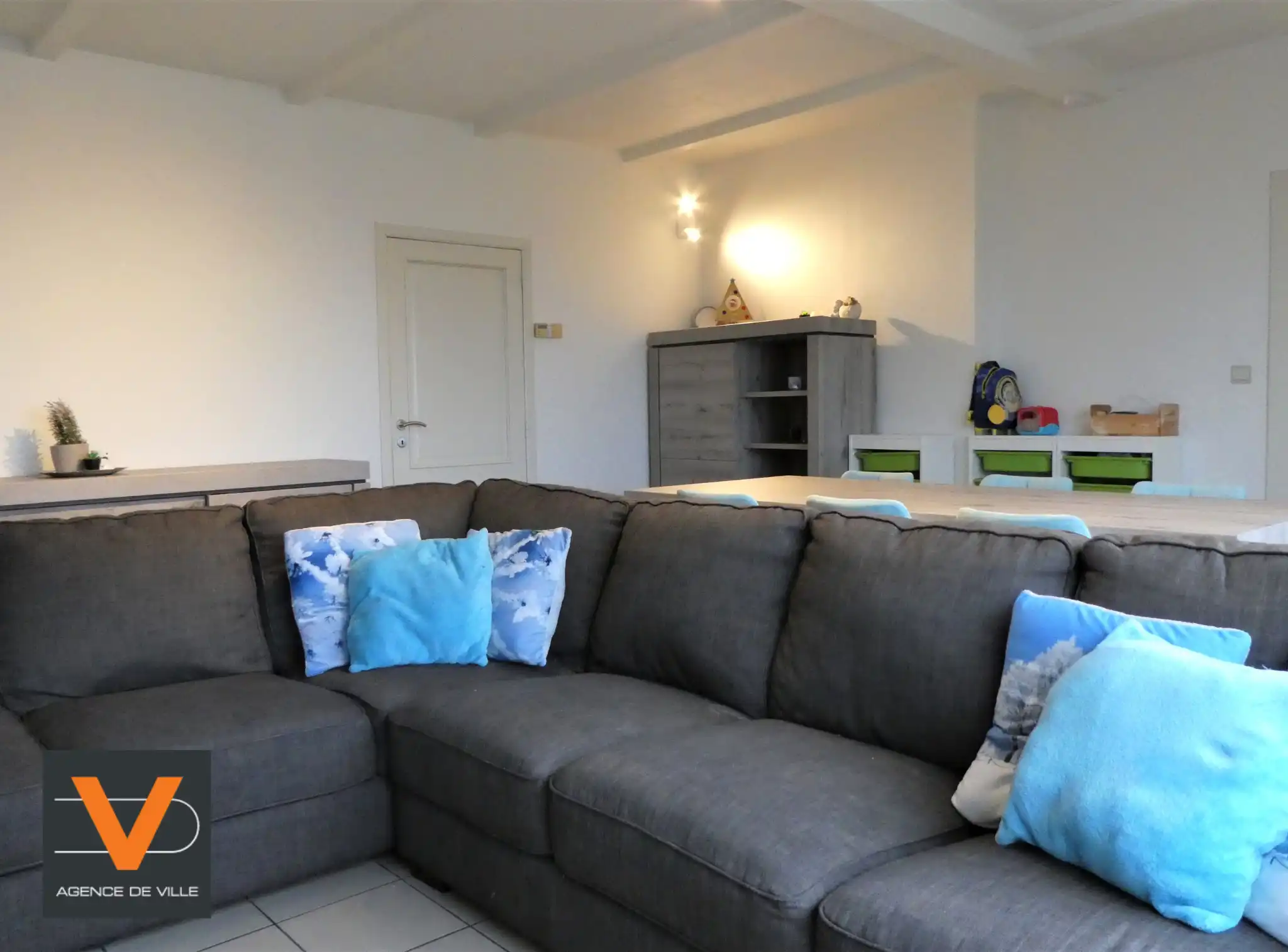 Prachtige koppelwoning met zonnig terras van 16m² en 2 autostaanplaatsen. Veel lichtinval door de grote ramen. foto 3