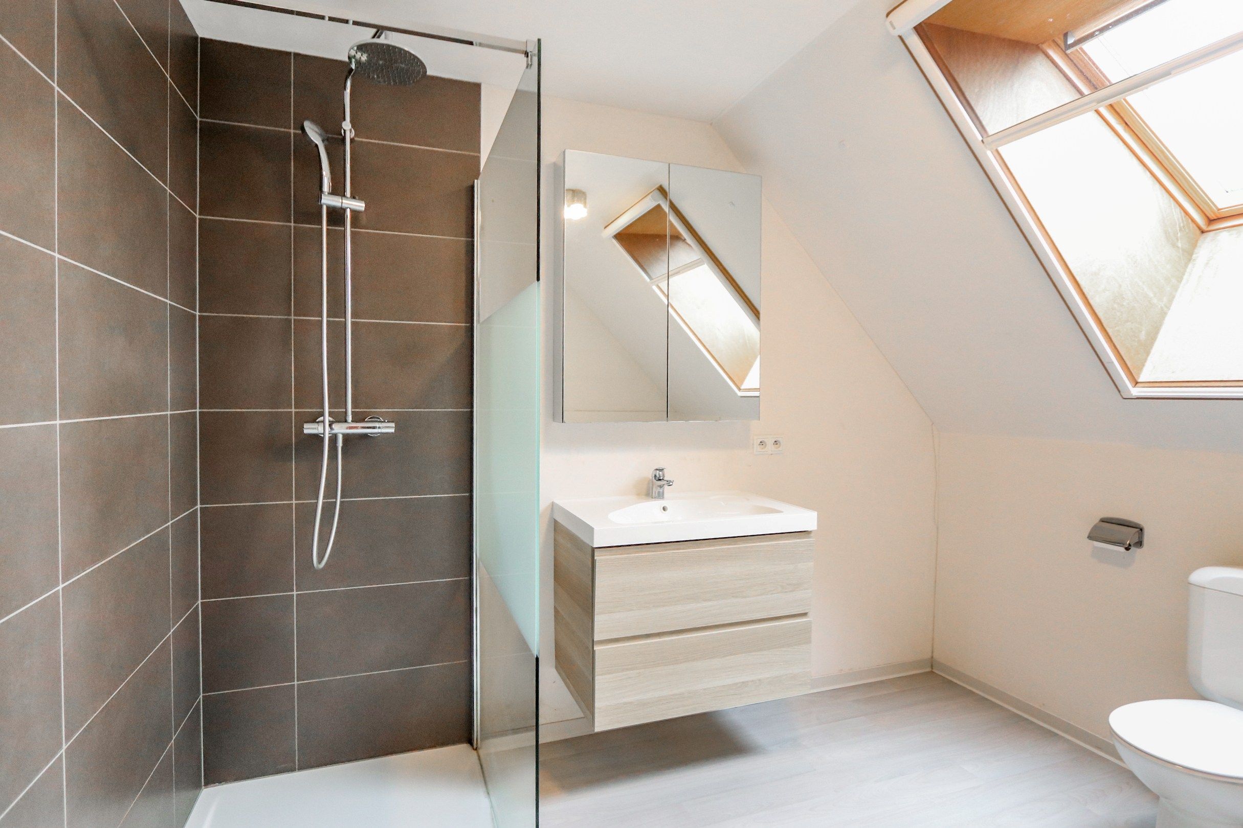 RECENTE GEZINSWONING MET TUIN EN GARAGE foto 18