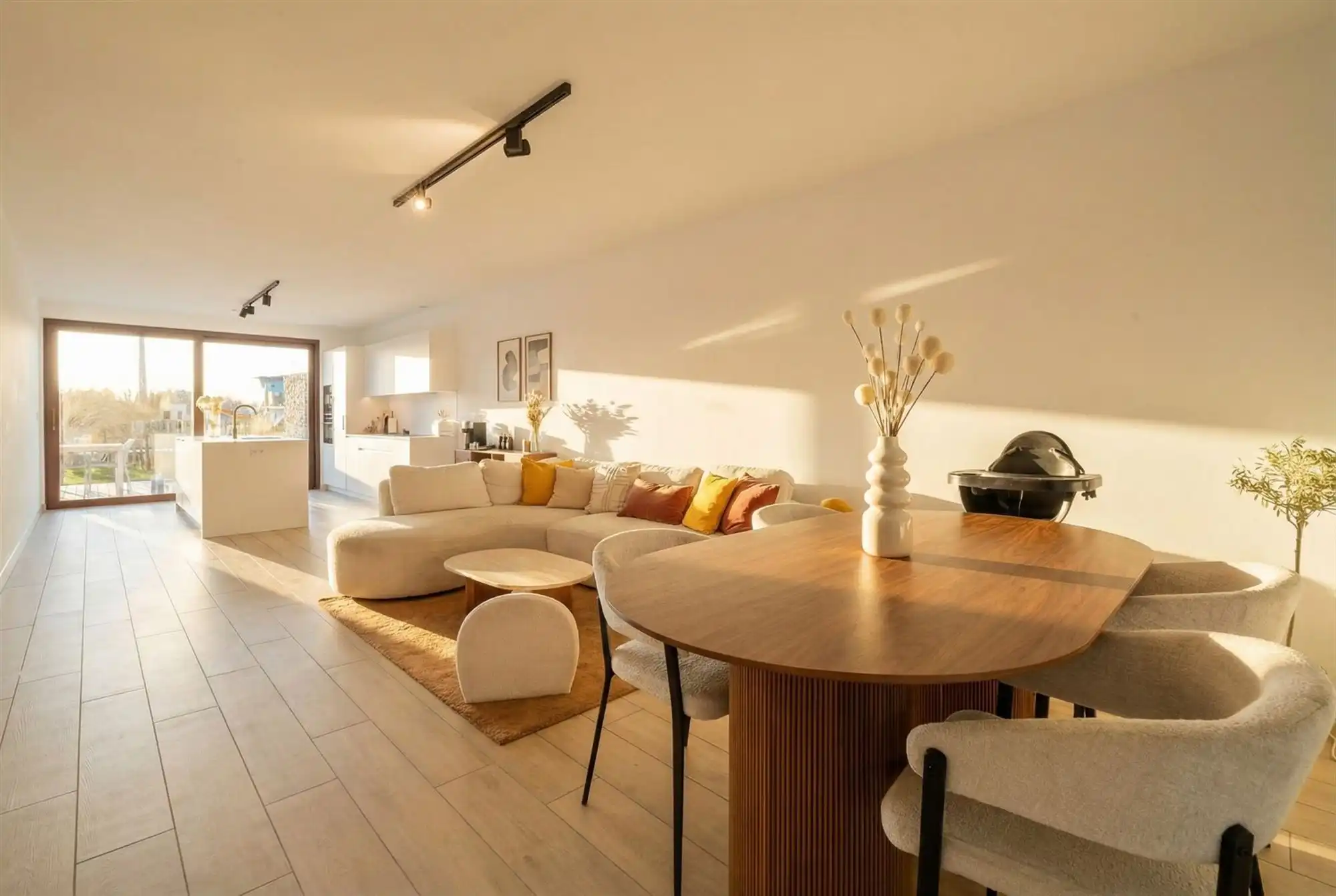 Verrassend ruime woning met 3 slaapkamers, autostaanplaats en zwemvijver foto 2