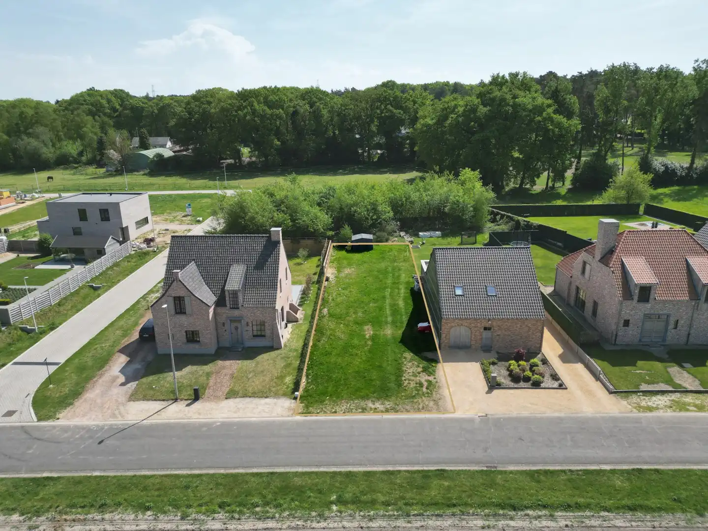 Bouwgrond van 4a 73ca op een uitstekende locatie te Niel-bij-As foto {{pictureIndex}}