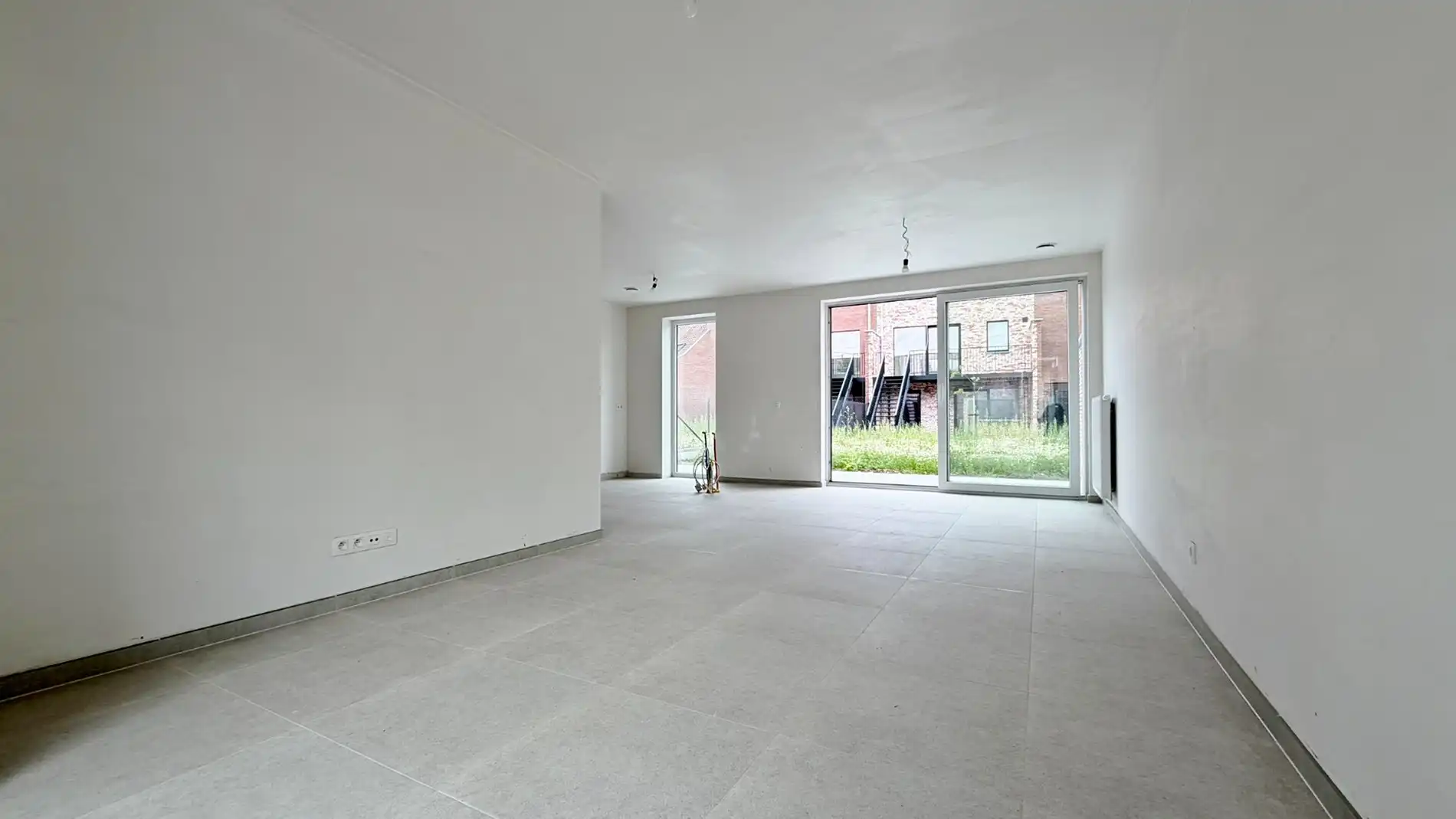 Energiezuinige instapklare rijwoning met garage en tuin, rustig en heel centraal gelegen ( 6% BTW )  foto 3