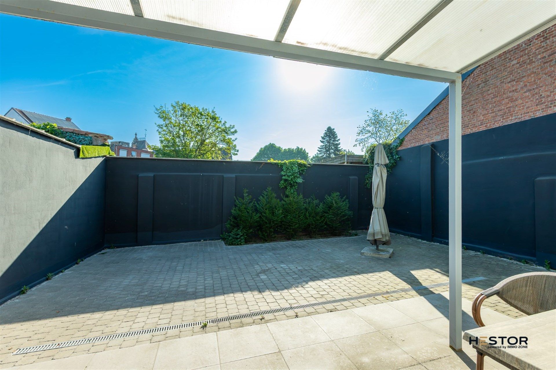 Centraal gelegen handelsruimte met duplex appartement in Sint-Niklaas foto 4