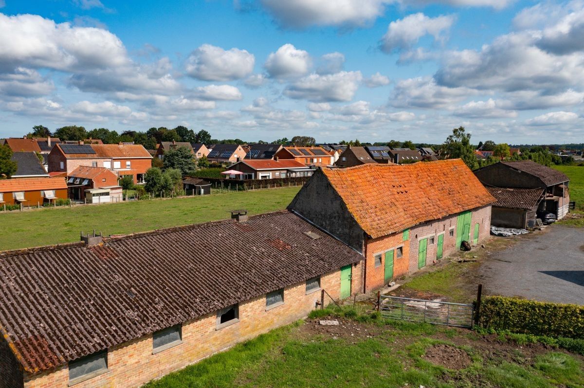 Nabij dorpskern gelegen hoeve te koop te Veldegem foto 8