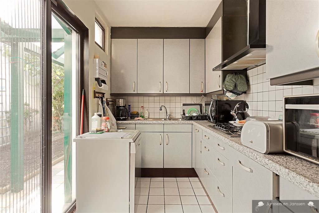 Zeer ruim huis met hoge plafonds, tuin en vier slaapkamers foto 10