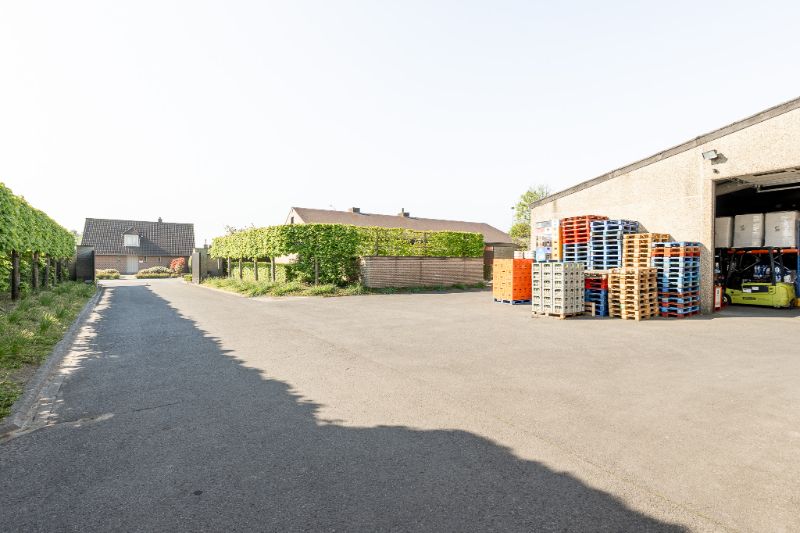 Uniek commercieel vastgoed met villa - magazijn - winkelruimte - parking! foto 2