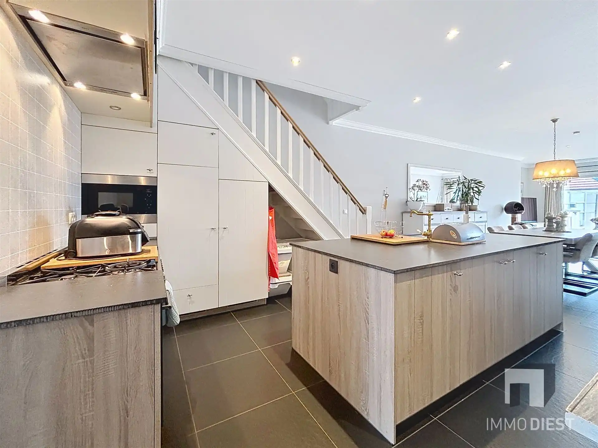 Charmante, instapklare gezinswoning met 3 ruime slaapkamers op 8a 52ca. foto 2