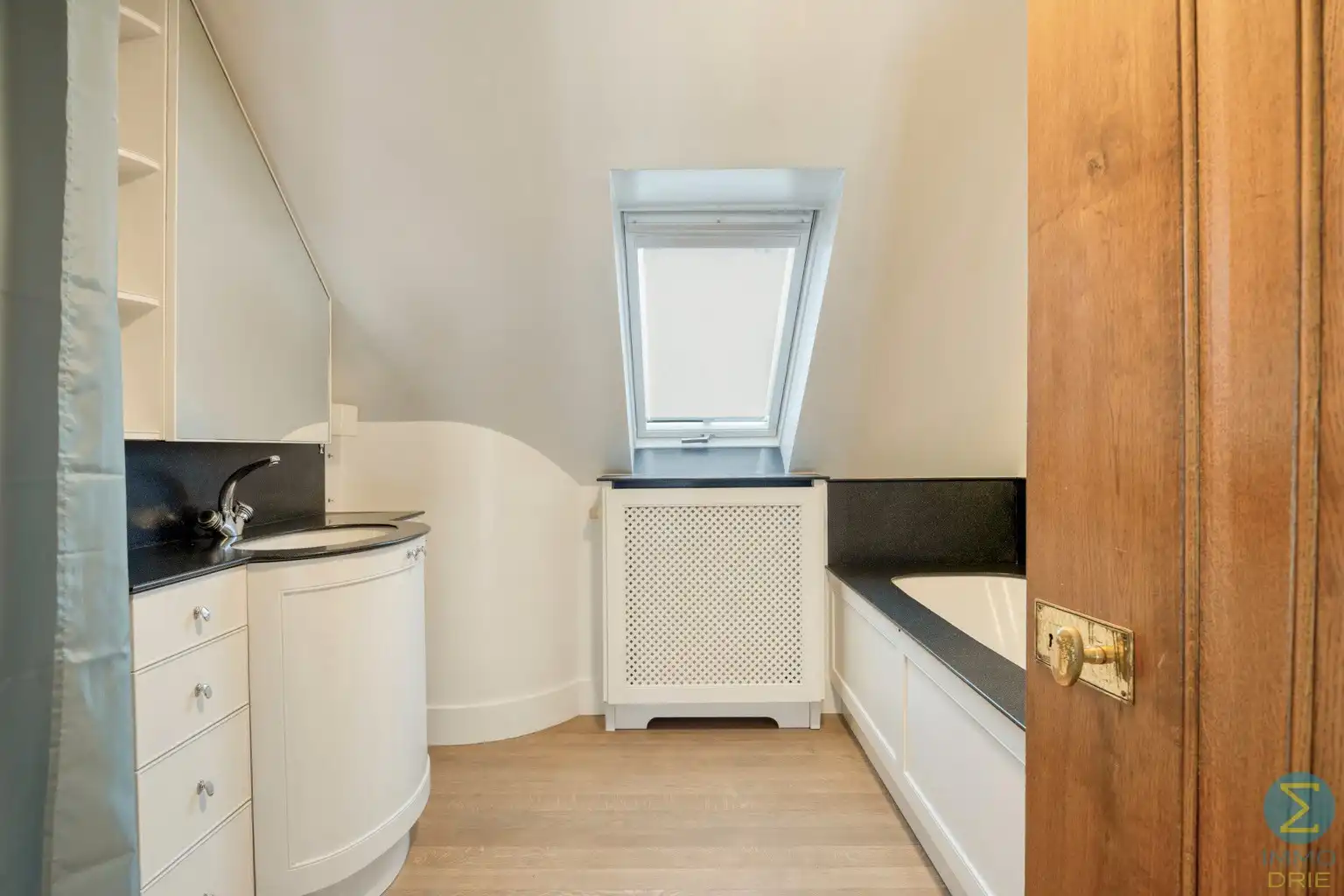 Karaktervolle herenwoning met zwembad en grote garage foto 17