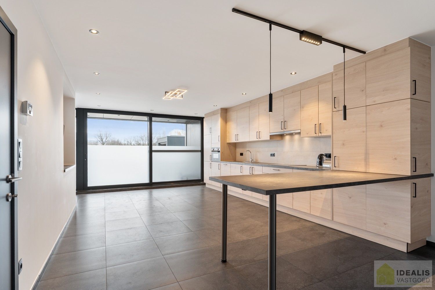 INSTAPKLAAR APPARTEMENT MET MAGAZIJN/KANTOOR OP BEDRIJVENTERREIN DE RIETKOLK!! Dit instapklare pand bestaat uit een hal/opslag van +-100m², met bureel/keuken en een aparte inkom voor het woongedeelte. Het appartement omvat een ruime woonkamer met uitgeruste keuken, 2 slaapkamers, badkamer, bergruimte en waskamer. Het pand leent zich perfect als kantoorlocatie met opslag in combinatie met wonen. foto 14