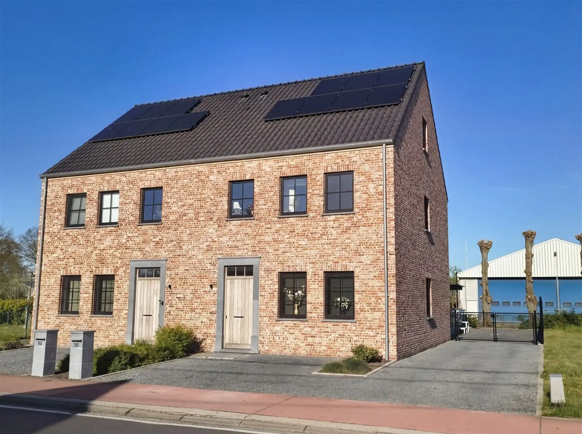 recente woning - tot in de puntjes afgewerkt - met 4 slaapkamers foto 2