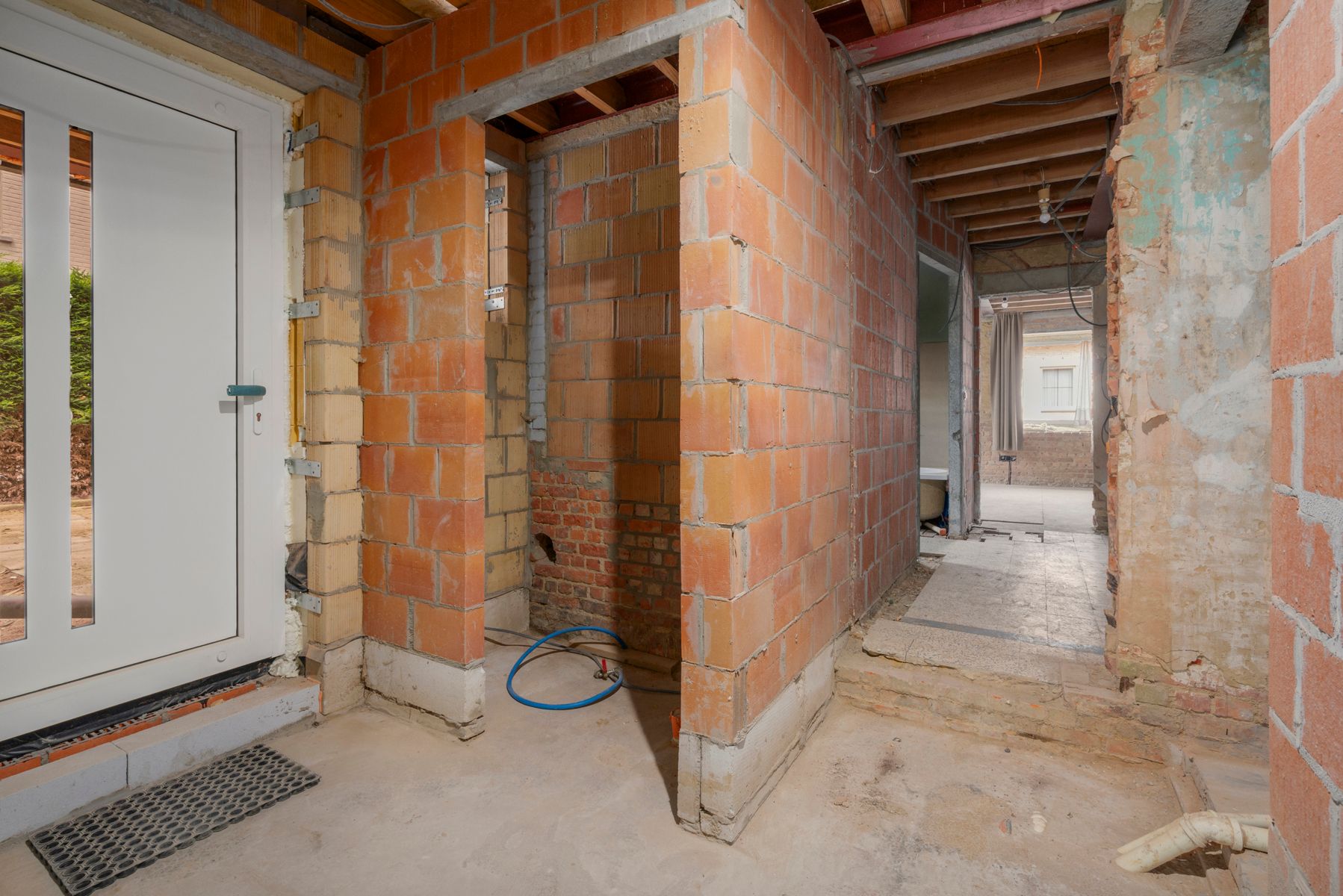 Verder te renoveren woning met drie slaapkamers te Smetlede! foto 5