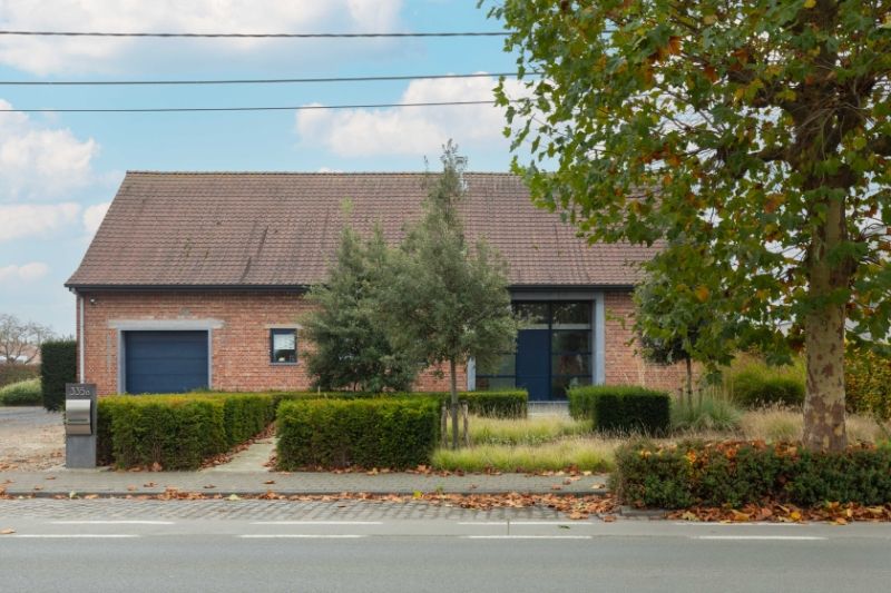 Roeselare-Stadsrand. RUIME VILLA MET EXTRA POTENTIEEL op 1150m2 gelegen aan uitstekende invalsweg, 3-4 slaapkamers. Garage. En prachtige diepe Zuid-Westelijke tuin. foto 2