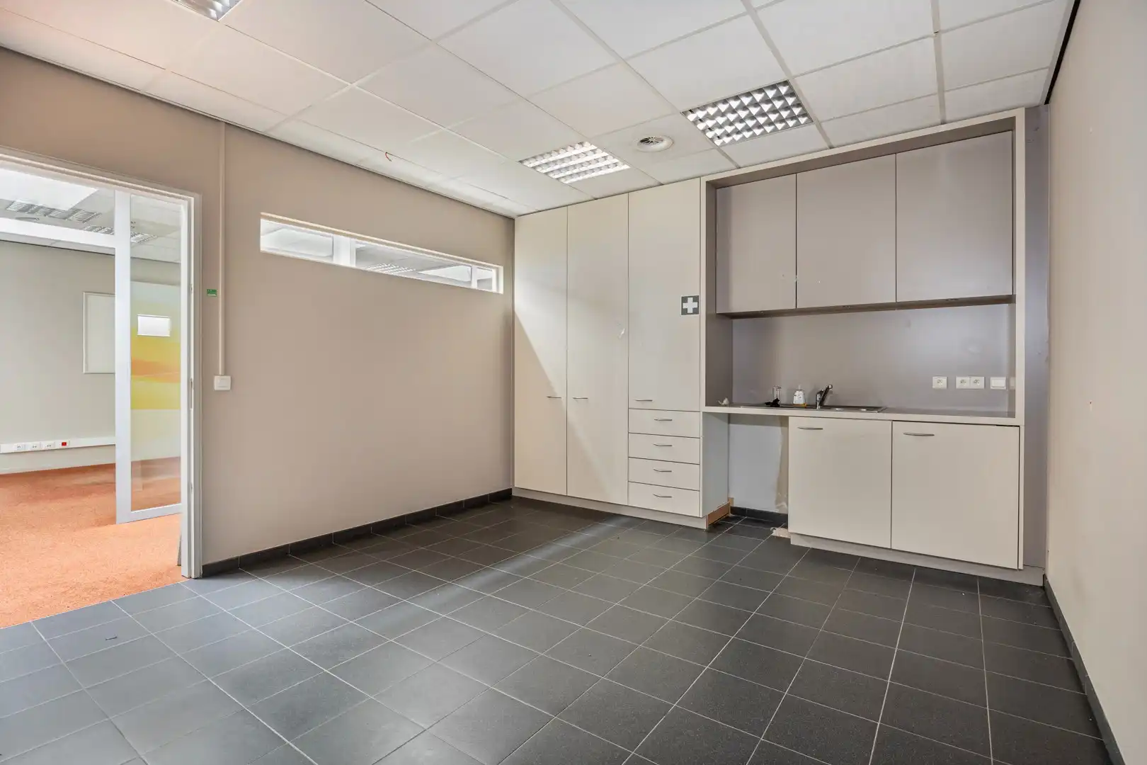 Uitzonderlijk handelspand in het centrum van Neeroeteren foto 11