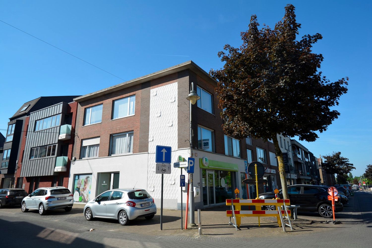 RUIM APPARTEMENT MET 3 SLK TE CENTRUM RANST! foto {{pictureIndex}}
