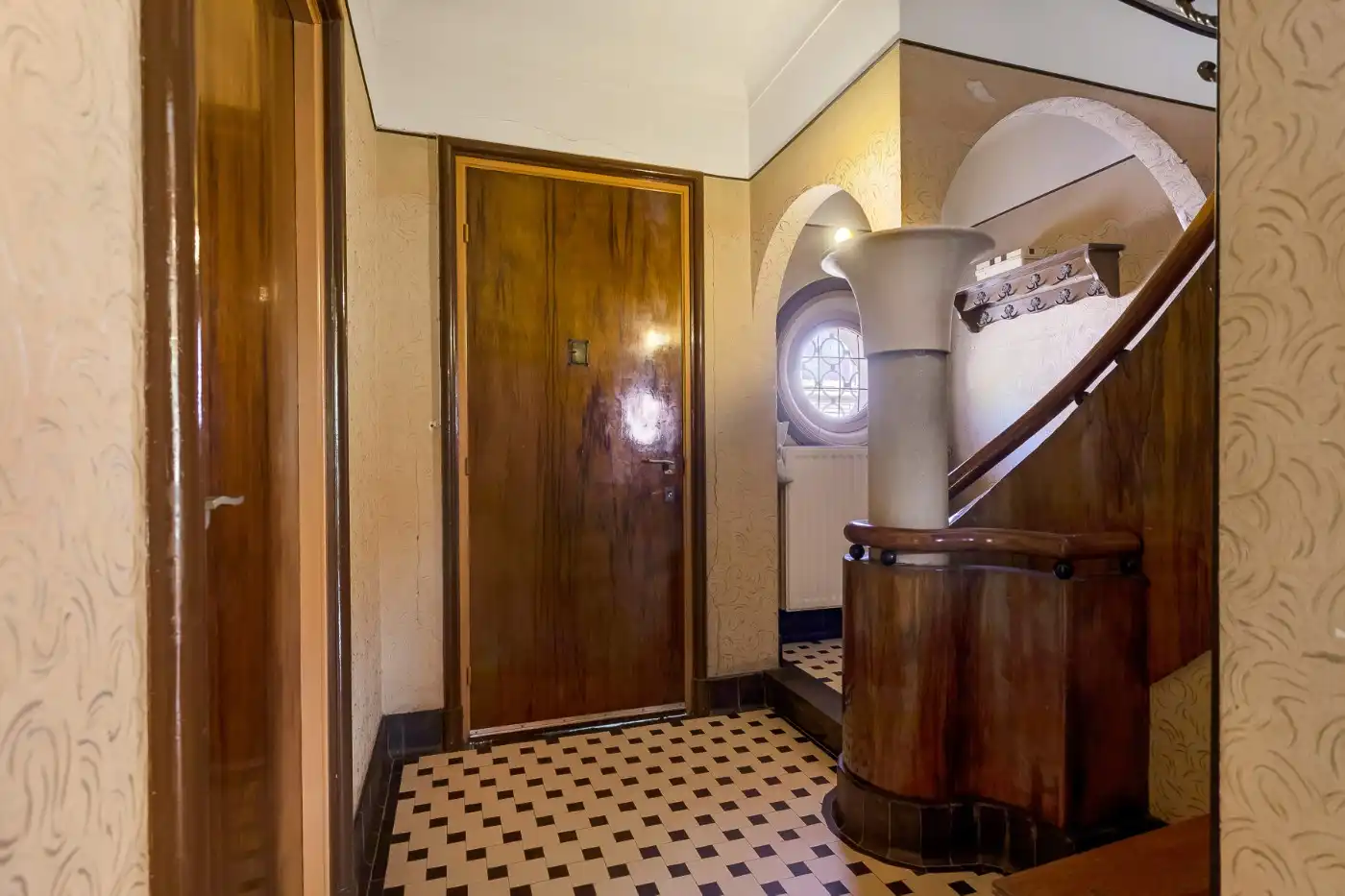 Te renoveren, geklasseerde art deco woning met 3 slpk, ruime zolder en Z-tuin foto 3