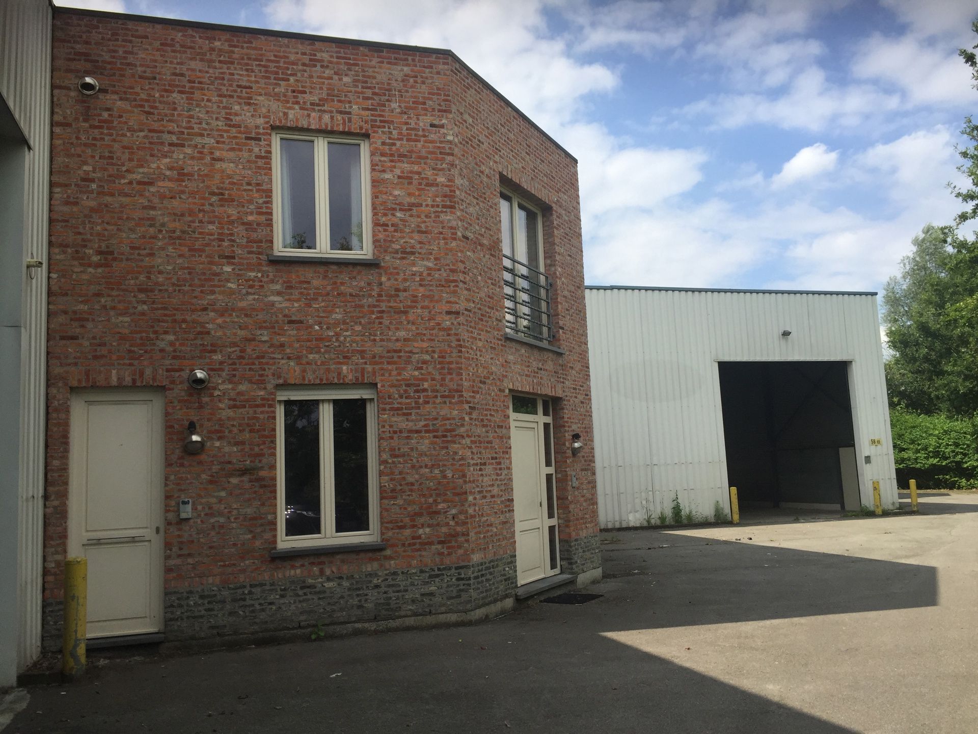 Magazijn Unit C - 880m² met kantoren te huur foto {{pictureIndex}}