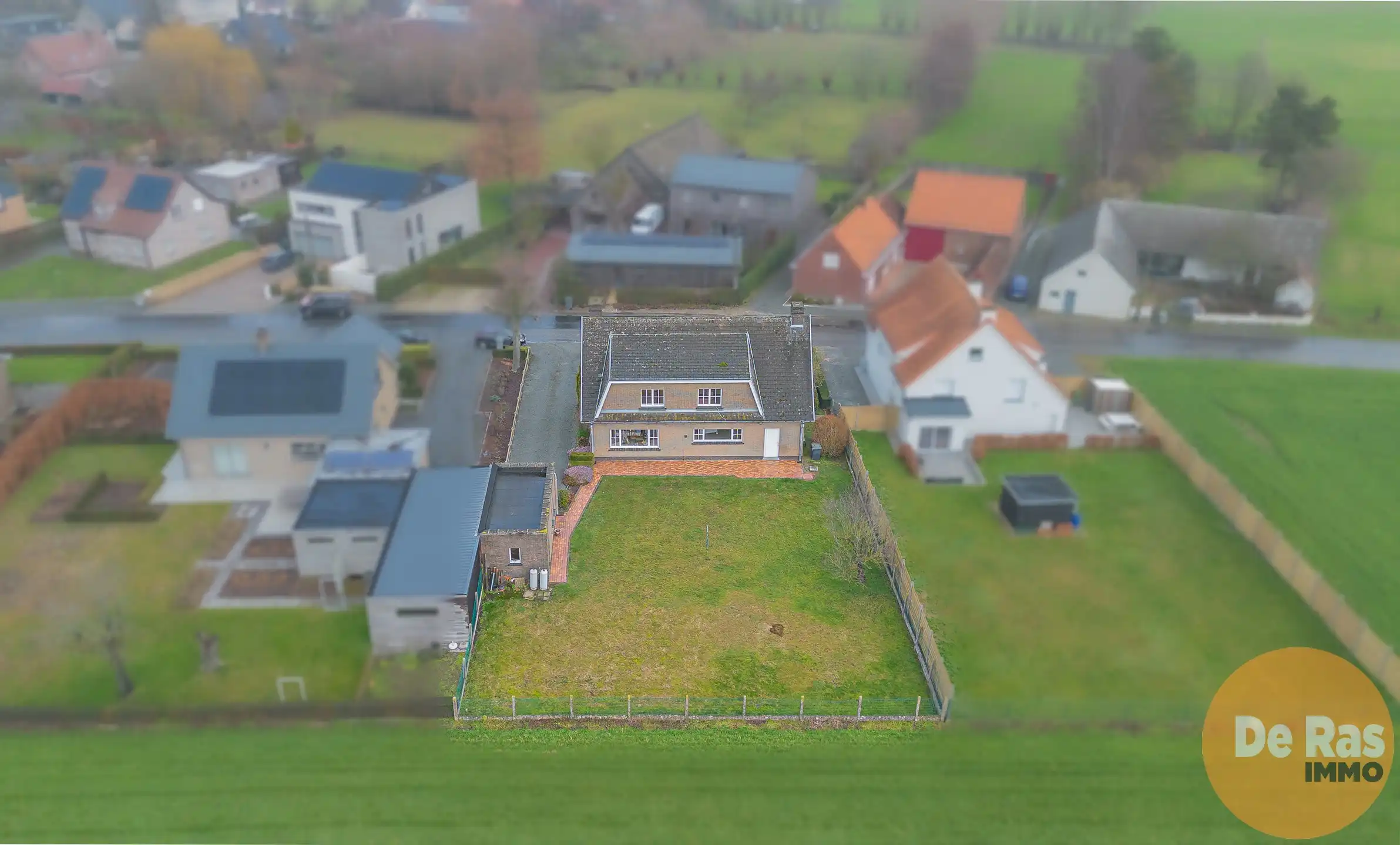 OOSTERZELE - Te renoveren woning met 4 kamers op toplocatie foto 2