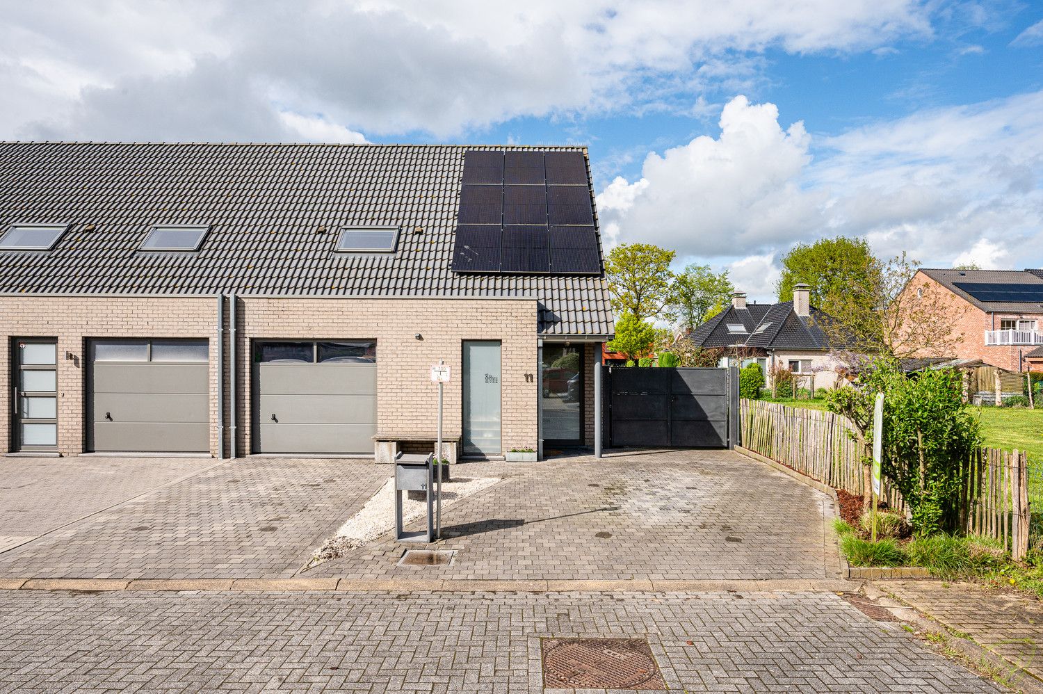 Mooie en instapklare hoekwoning in één van de rustigste wijken van Eeklo! foto 24