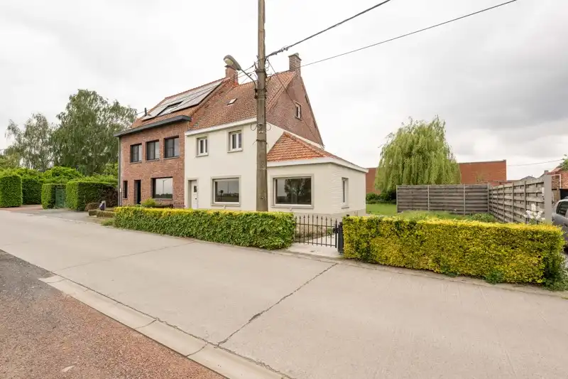 Halfopen woning met grote tuin, 3 slaapkamers en prachtige ligging TE KOOP in DENTERGEM foto 2