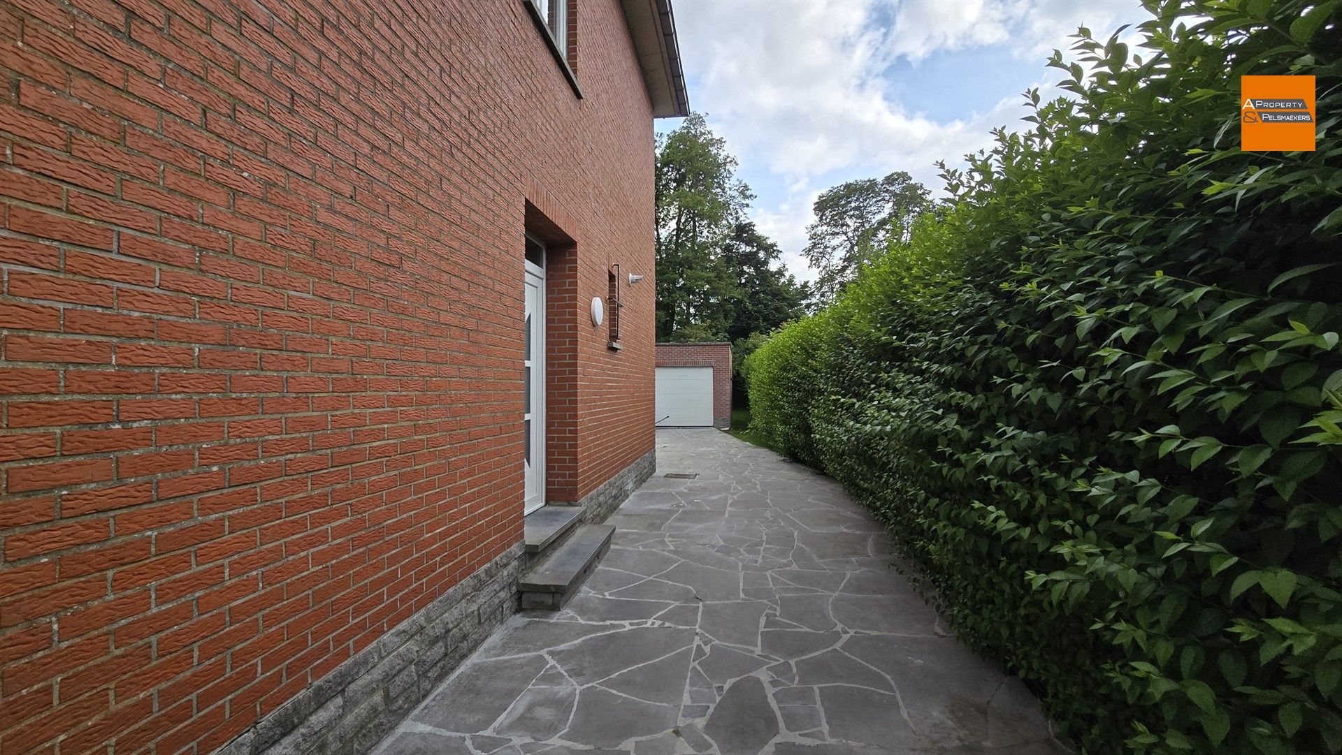 Volledig gerenoveerde woning met 4 slaapkamers en zonnige tuin in rustige wijk foto 2