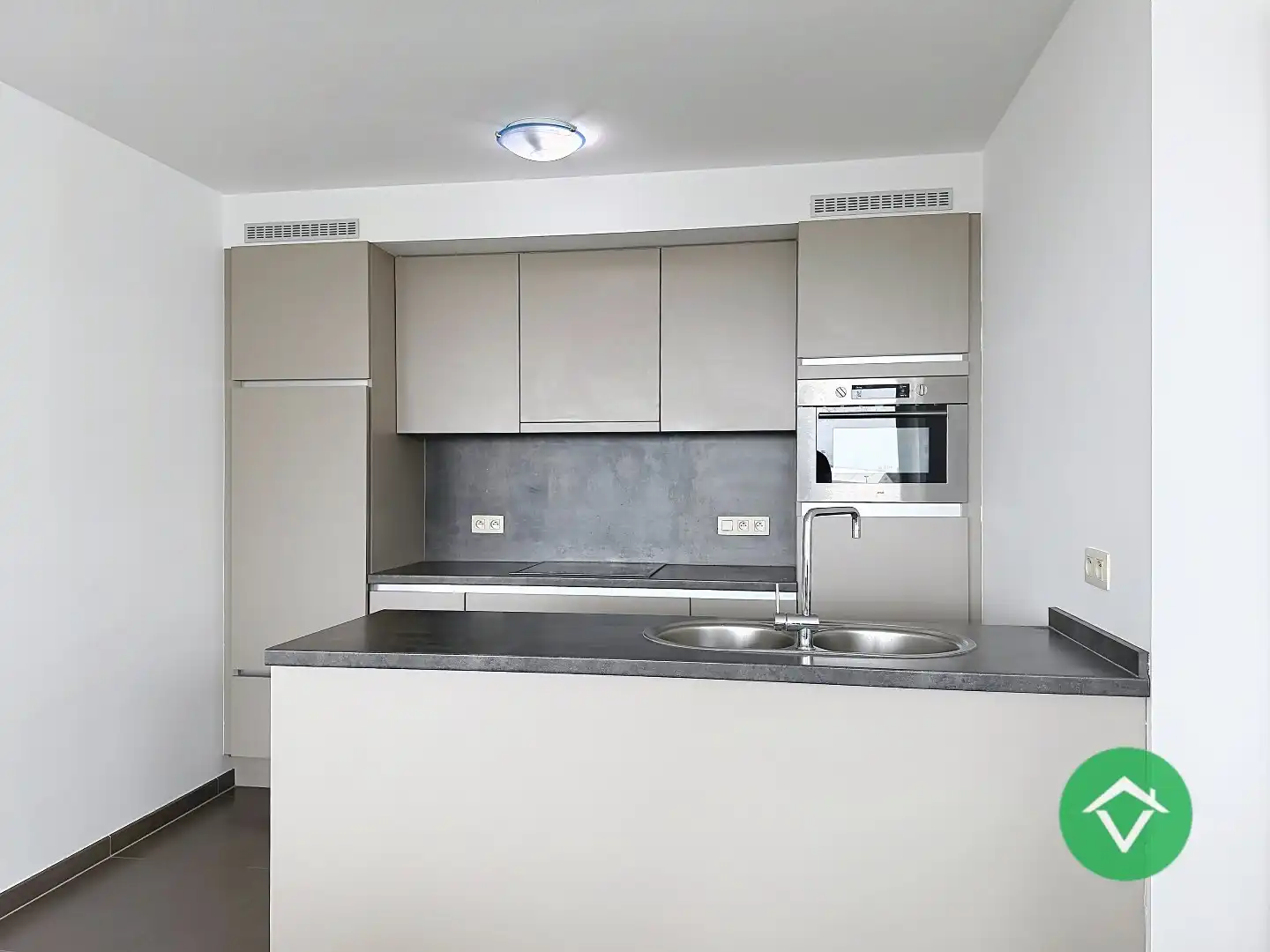 Appartement met 2 slaapkamers en ruim terras te Oostende foto 8