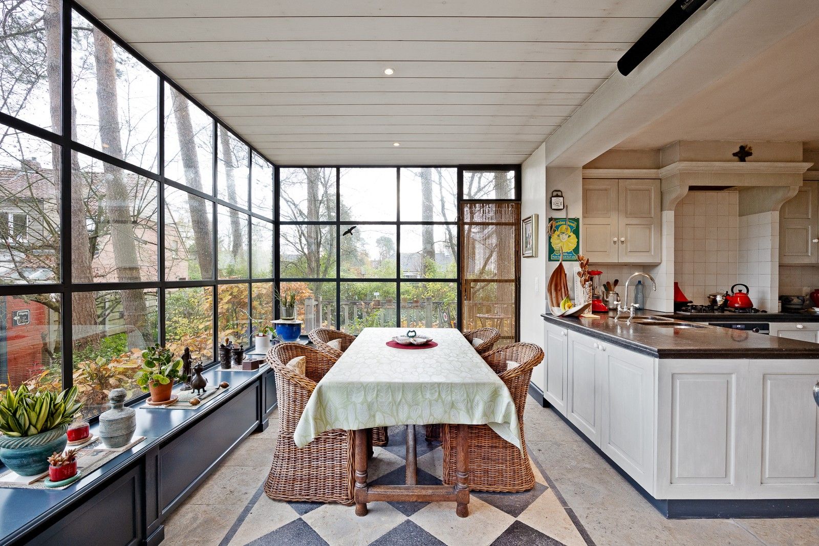 Open bebouwing met grote garage of magazijn, gelegen volledig in het groen en ingericht met een 'charme-authentiek-interieur' foto 4