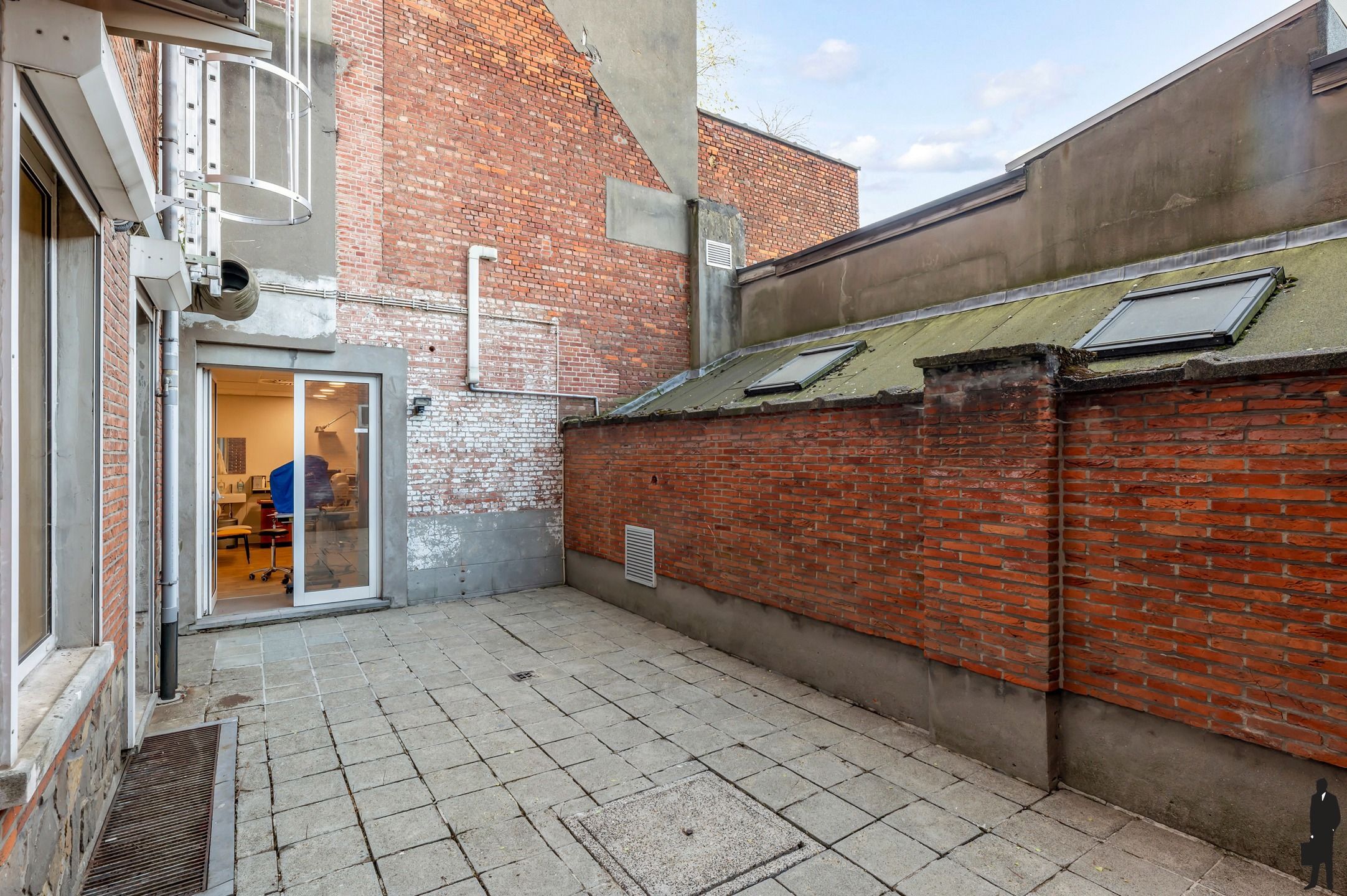 Goed onderhouden dokterspraktijk met 3 studio’s en 14 staanplaatsen foto 20