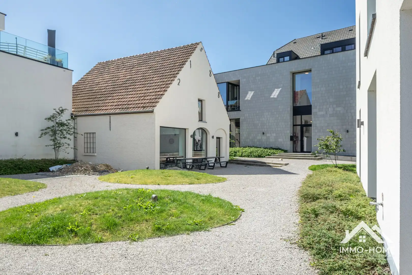 Instapklaar modern appartement met autostaanplaats foto 19