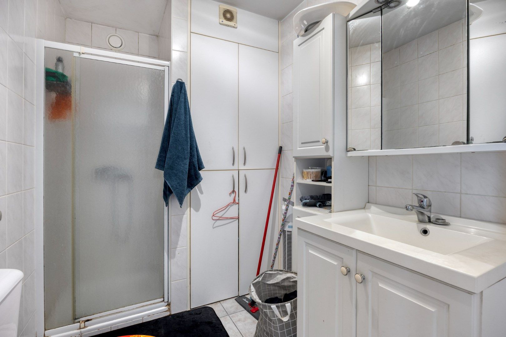 Studio met aparte slaapkamer, terras en autostaanplaats te OLV Olen ! foto 9