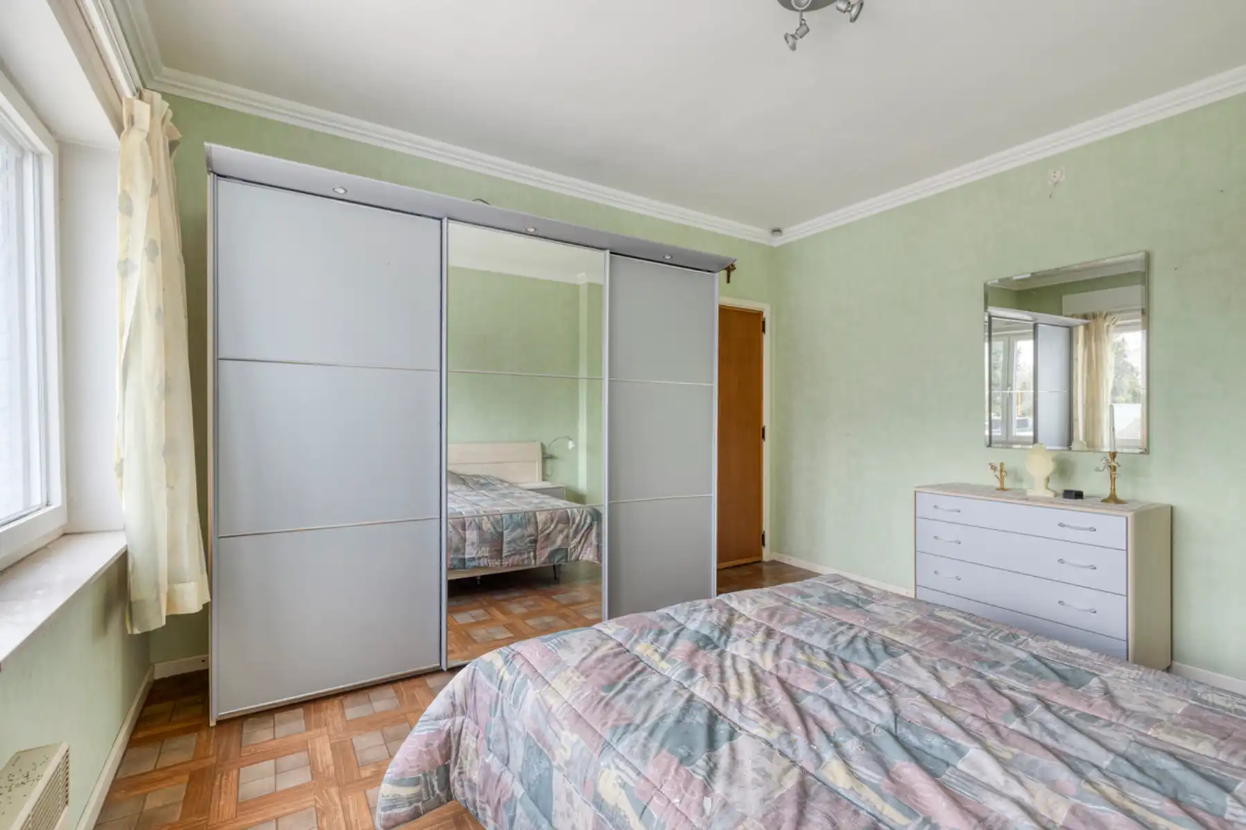 Leemans Immobiliën biedt u deze solide en ruime woning aan op een uitstekende en centrale ligging in Denderleeuw. foto 12