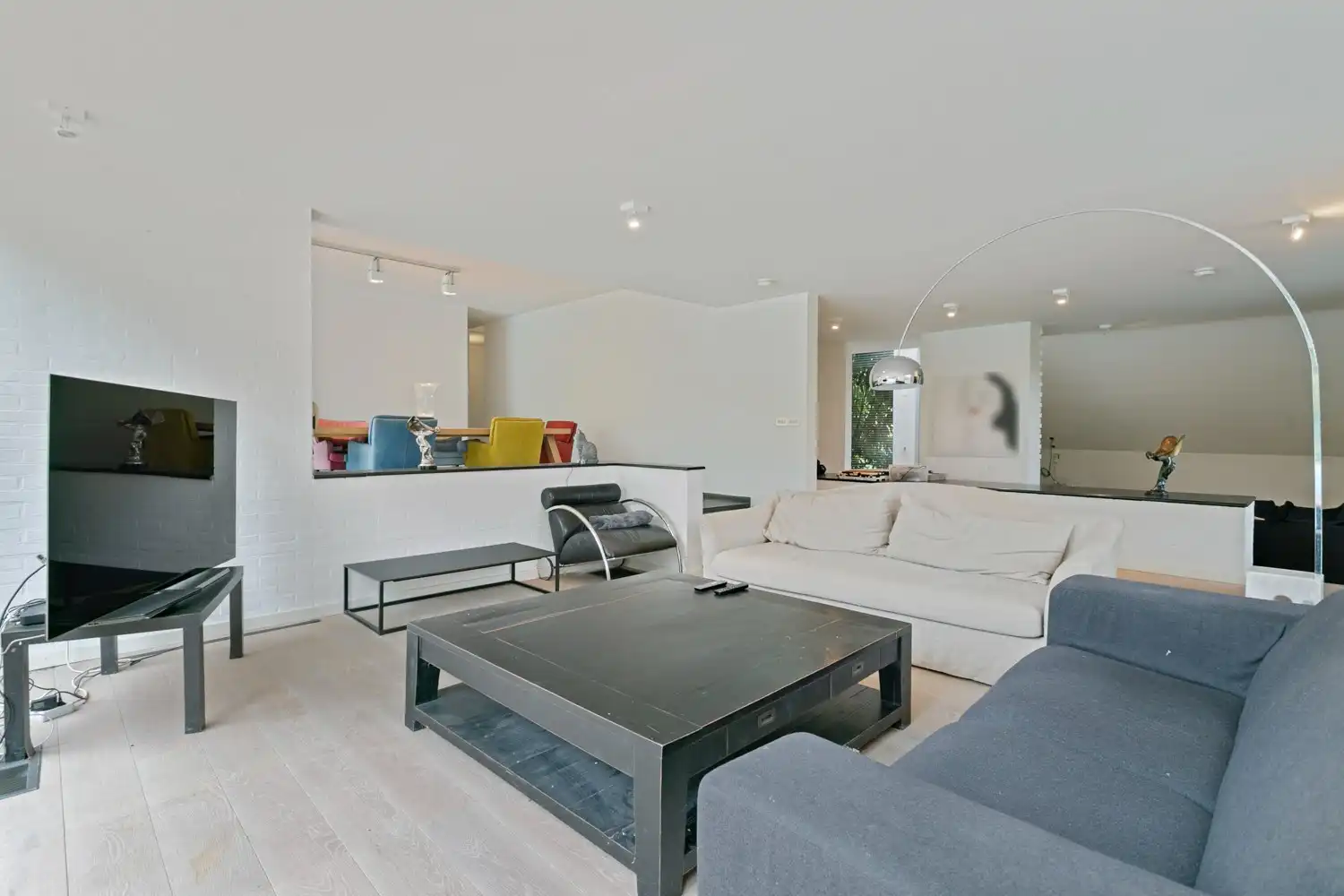 VILLA MET ZWEMBAD EN PRAKTIJKRUIMTE OP 17A65CA NABIJ CENTRUM BILZEN. foto 3