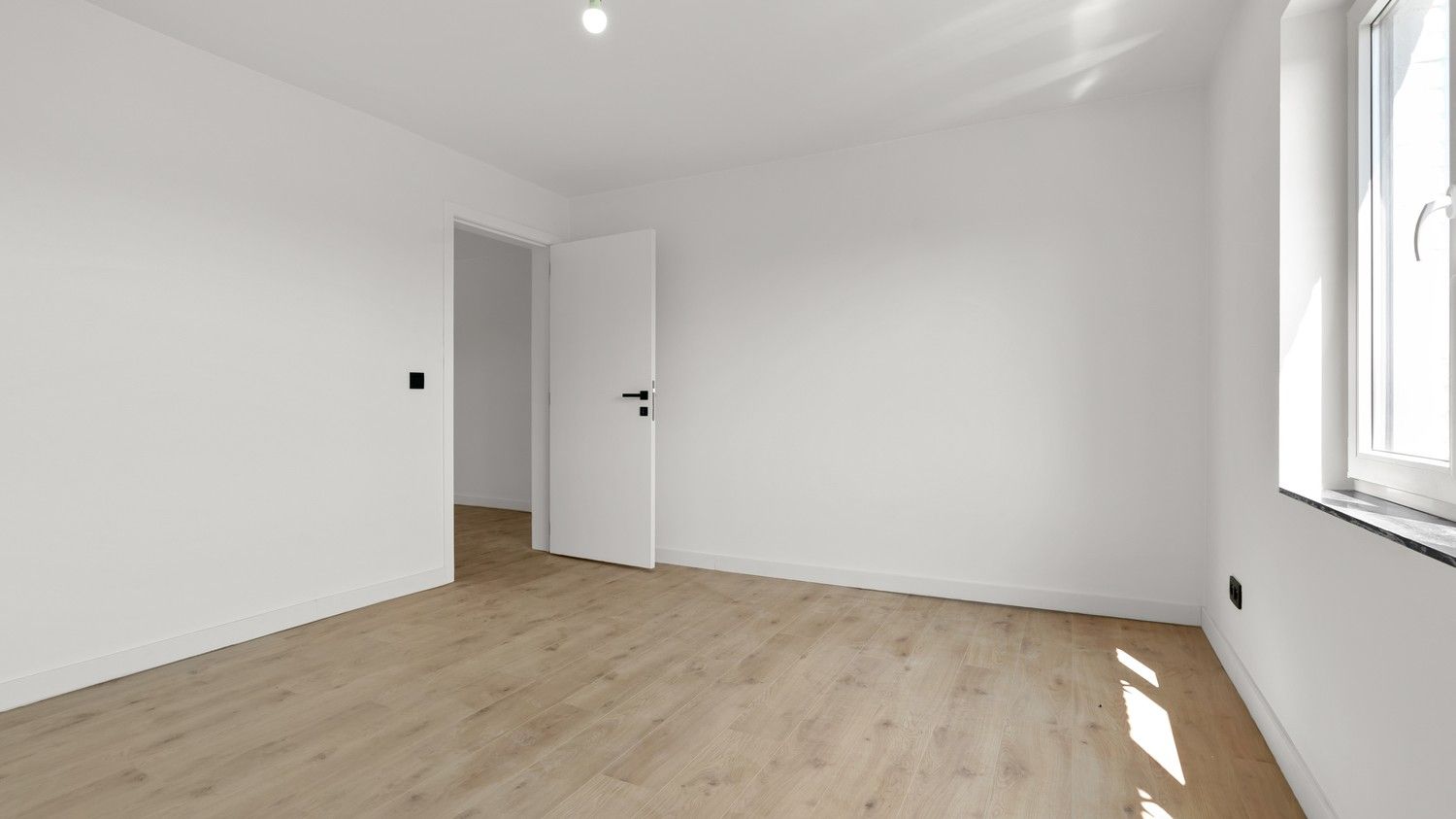 Smaakvol afgewerkte, hedendaagse woning met 4 slaapkamers op toplocatie in Maaseik-Neeroeteren foto 19
