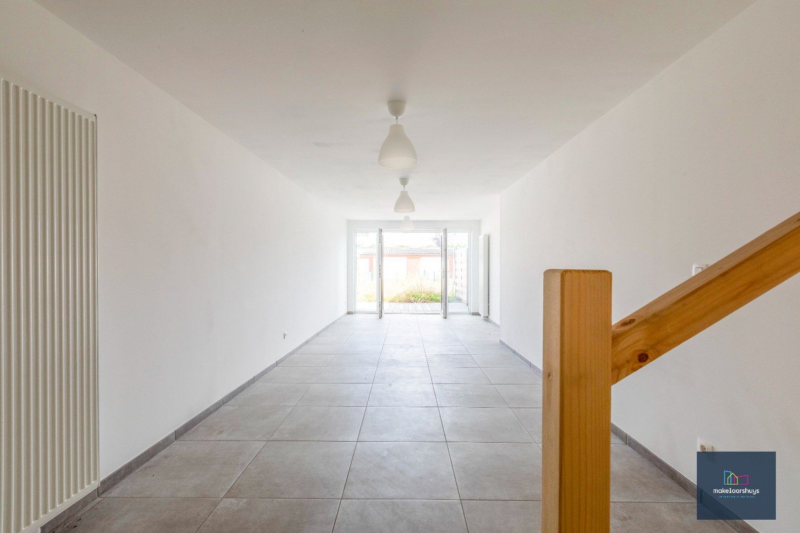 Instapklare gerenoveerde woning in rij met terras, tuin en garagebox foto 4