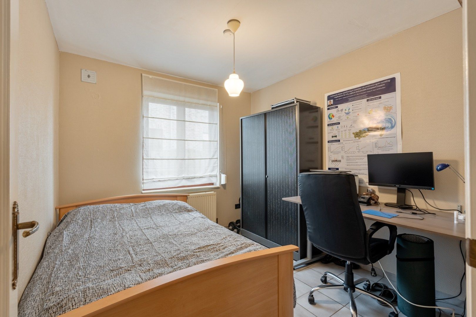 Vrijstaande gezinswoning, gebouwd in 1993 op een perceel van 5a74ca, gunstige ligging vlakbij het centrum. foto 14