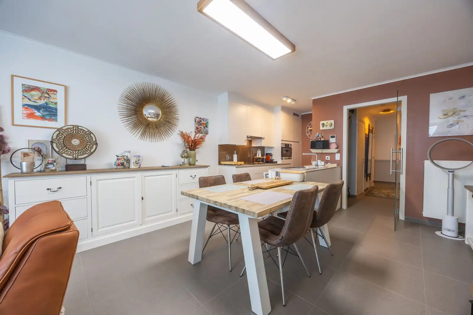 "Stijlvol appartement te koop in Oostende - moderne luxe met 2 slaapkamers en een ruime woonkamer" foto 2