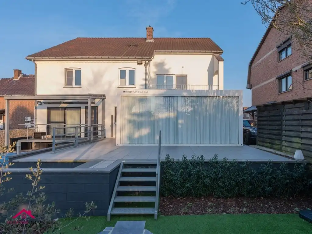 Zeer ruim appartement met 3 slaapkamers foto 4