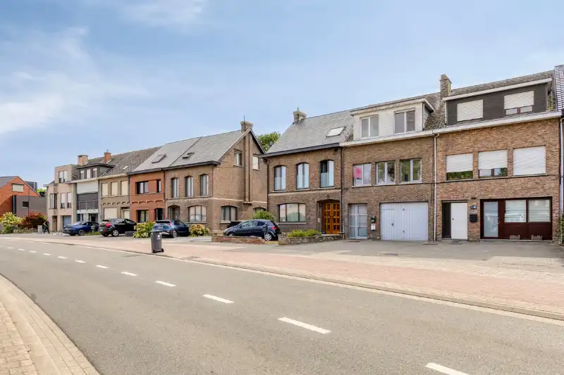 Ruime bel-etage met uitzonderlijke opslagruimte, 2 parkeerplaatsen en zonnige tuin foto 2