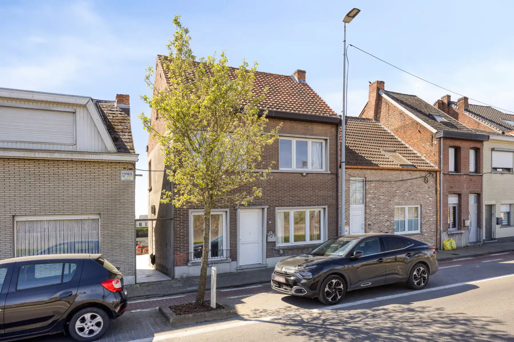 IN OPTIE - Veder af te werken/te renoveren gezinswoning mét achterbouw foto {{pictureIndex}}