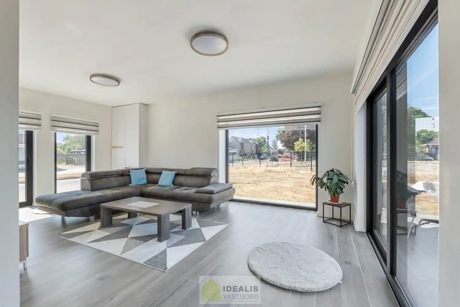 IDEALIS VASTGOED – AANGENAME INSTAPKLARE ÉÉNGEZINSWONING NABIJ HET CENTRUM VAN HEPPEN (LEOPOLDSBURG)! De woning omvat 141m² netto bewoonbare oppervlakte met een fijne leefruimte, 3 slaapkamers, eetkamer, dressing en badkamer!! Zeer geschikt voor kandidaten op zoek naar een instapklare woning met een vlotte bereikbaarheid van woonkernen als Heppen, Leopoldsburg, Beringen en Ham, tevens een vlotte verbinding naar autosnelweg E314! foto 5