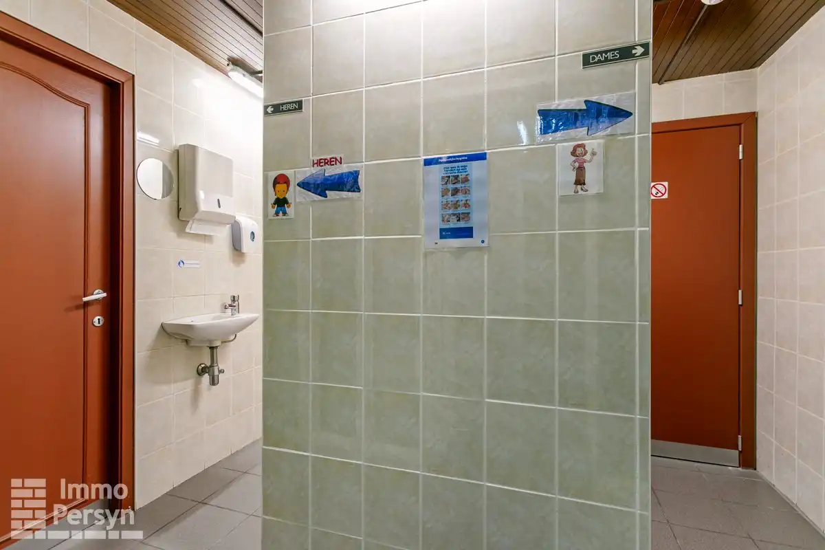 Commercieel pand (inclusief handelsfonds) met instapklaar appartement en achterliggend perceel foto 10
