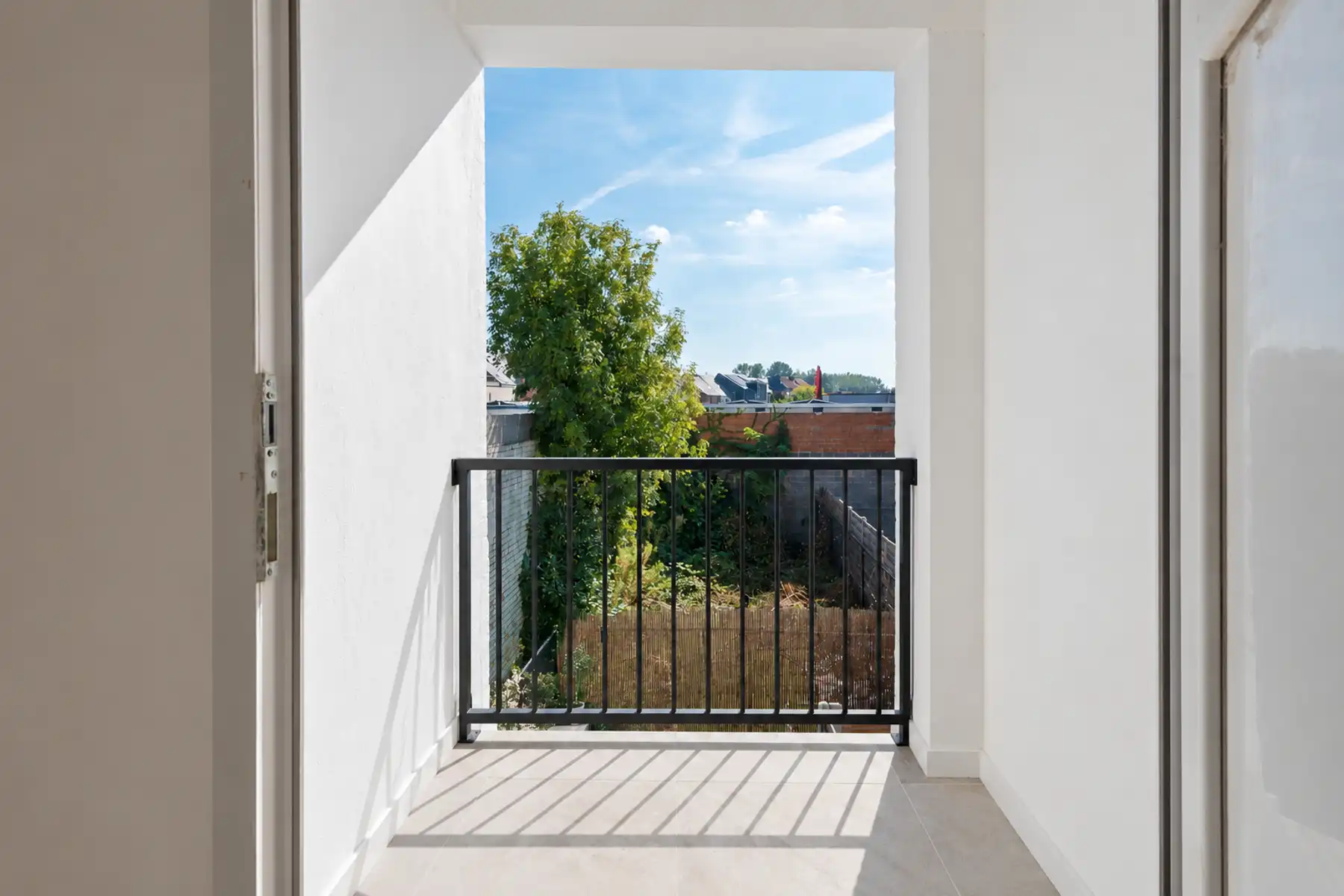Instapklaar 2slpk-duplexappartement met 2 badkamers, terras en tuin! foto 14