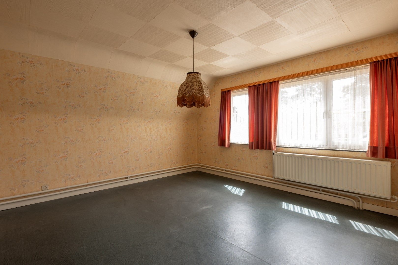 Deze ruime, te renoveren woning wordt verkocht. foto 23