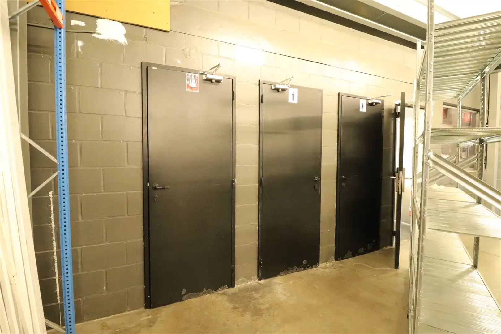 KMO-unit met kantoor en parking foto 14