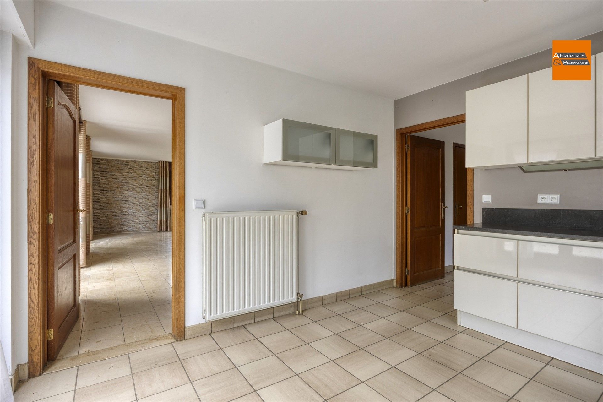 Ruime villa  met 5 slpk, garage en grote tuin foto 14