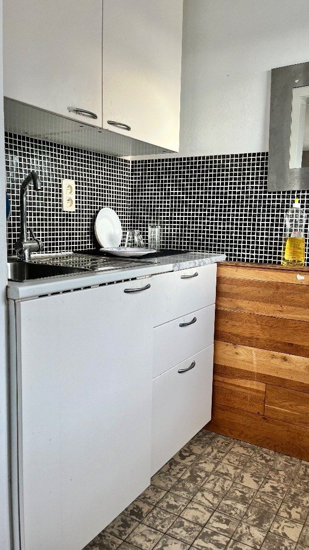 Verhuurde studio (31m²)met open zicht op het station foto 12