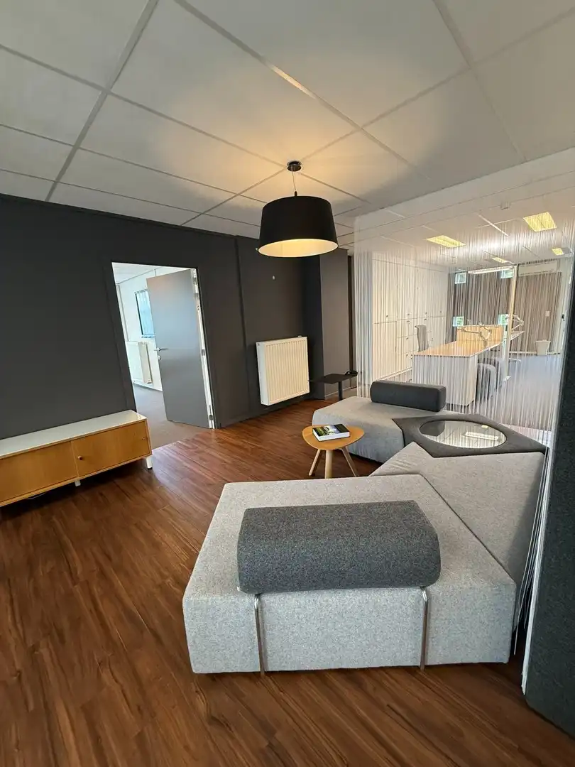 Volledig ingerichte & instapklare kantoorruimte op toplocatie in Achel! foto 6