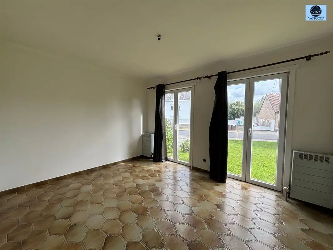 HALFOPENBEBOUWING MET 3 SLAAPKAMERS, TUIN EN GARAGE foto 3