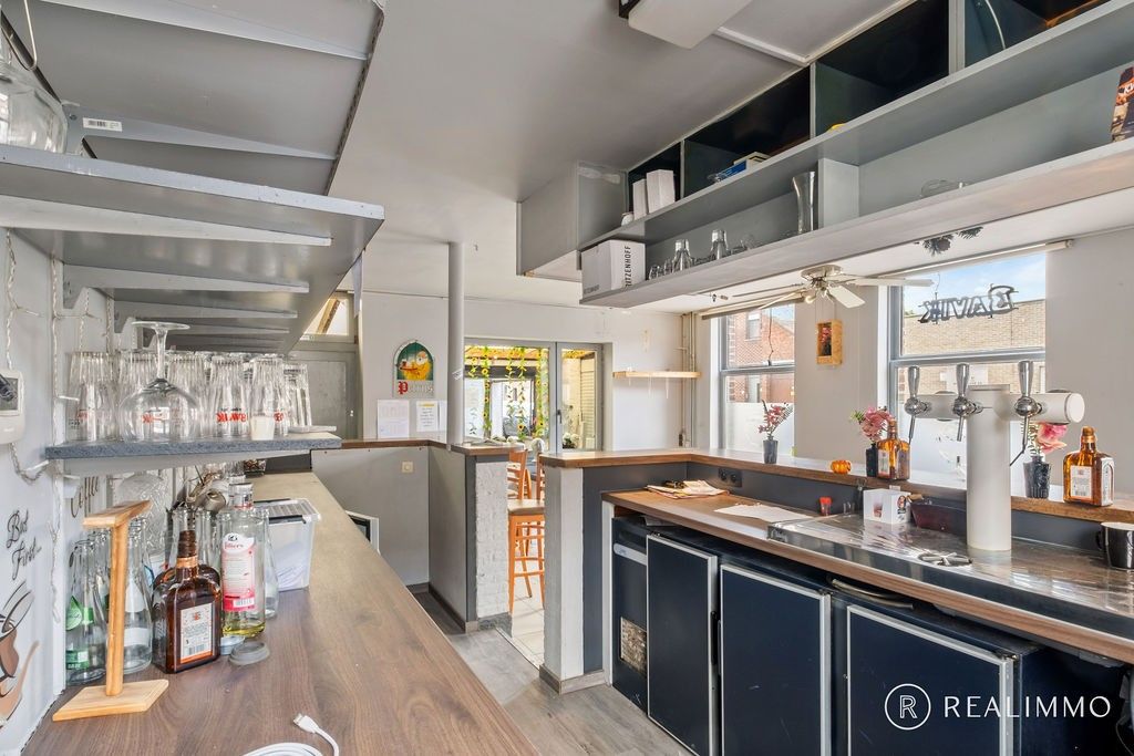 Veelzijdige eigendom met charmante gevel, buitenruimte en potentieel voor ruime woning foto 4