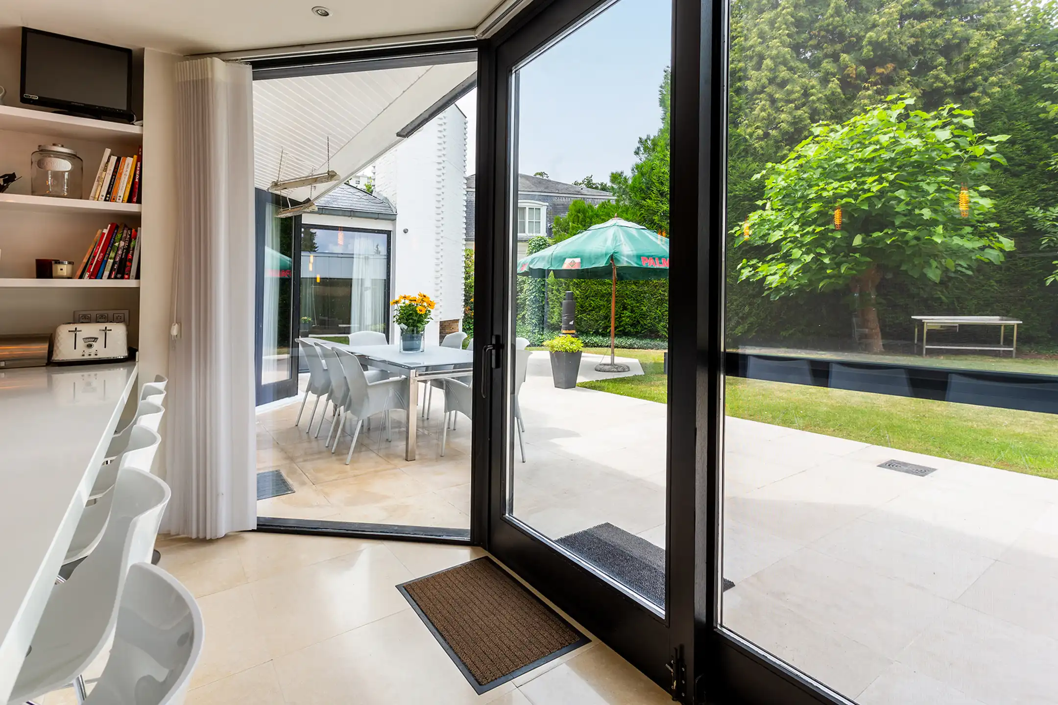 Topgelegen architectenwoning met ruim tuin en binnenzwembad. foto 24