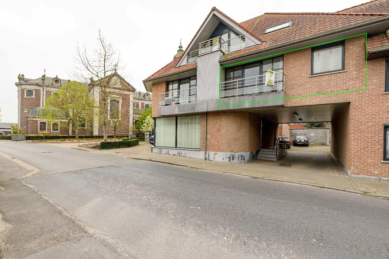 PRACHTIG GELEGEN APPARTEMENT MET GARAGE IN HARTJE KANEGEM | 2 SLPKS foto {{pictureIndex}}