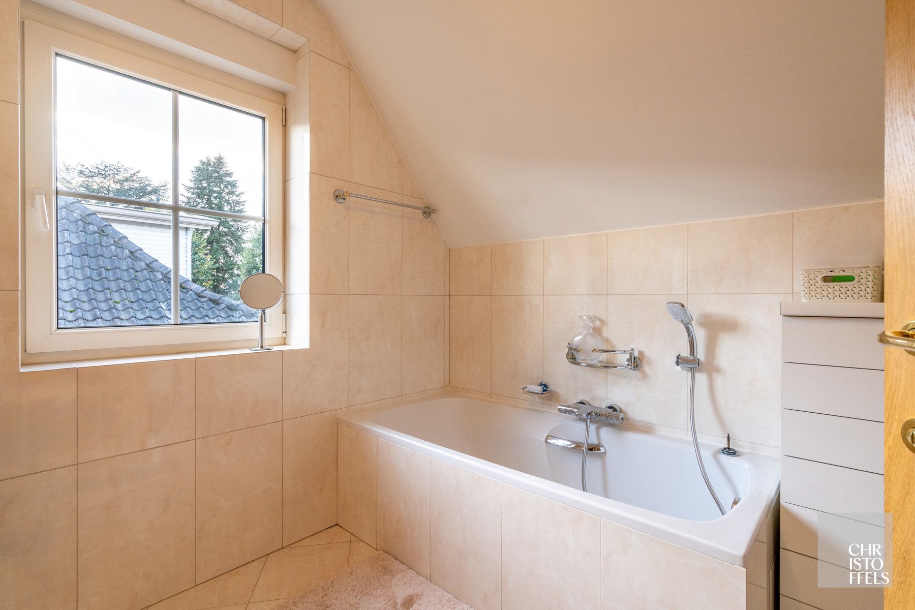 Eigentijdse villa (428m²) met zwembad en 2de woning (187m²) op perceel van 36a43ca.  foto 32
